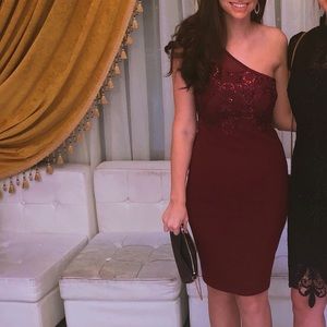 One shoulder burgundy midi dress